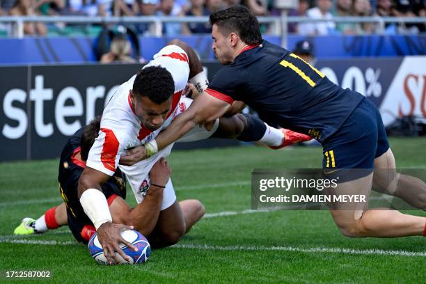 Japan's wing Jone Naikabula scores a try past Argentina's full-back Juan Cruz Mallia and left wing Mateo Carreras during the France 2023 Rugby World...