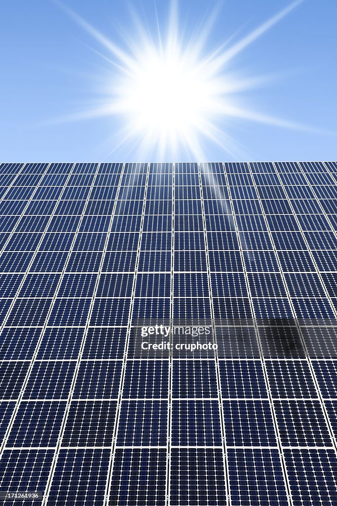 Los paneles solares contra un cielo soleado con muchos copyspace