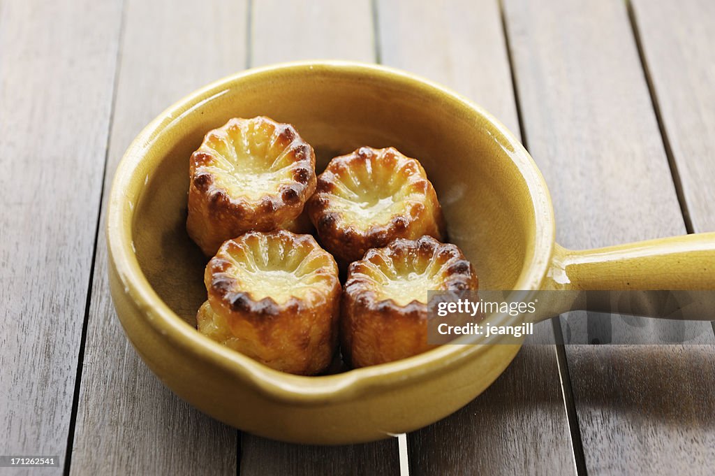 Français traditionnel Cannele, desserts à la crème pâtissière