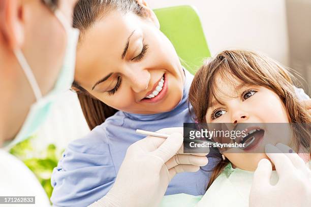 besuch der zahnarzt. - pediatric dentistry stock-fotos und bilder