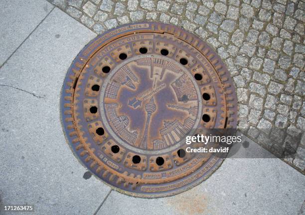 berlin système d'écoulement des eaux bouche d'égout couverture - système découlement des eaux photos et images de collection