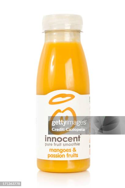 innocent pure smoothie mango &amp; passion fruit - innocence stockfoto's en -beelden