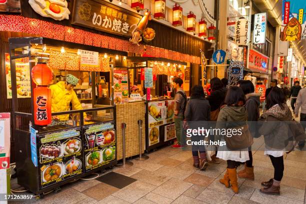 fast food stand in the dotonbori entertainment district, osaka - okonomiyaki stock pictures, royalty-free photos & images