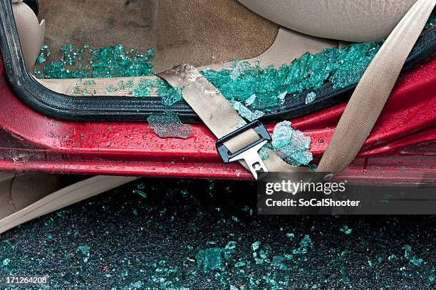 seatbelt in the rain - verkeersongeluk stockfoto's en -beelden