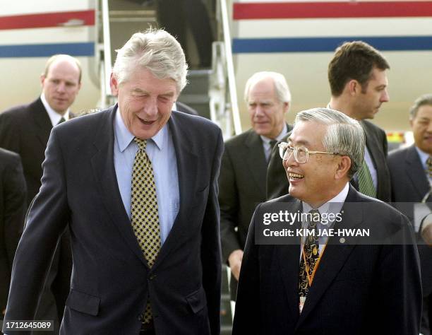 Netherland's Prime Minister Wim Kok greet ambassador Song Young-Sik as resentative form South Korea government after arrival Kimpo Airport in Seoul...