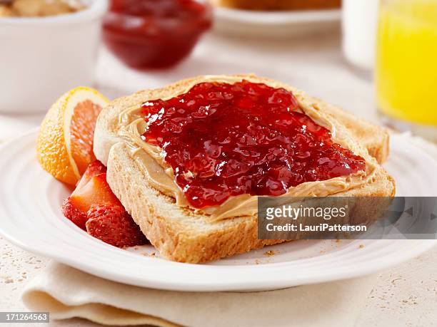 erdnussbutter und marmelade auf toast - marmelade stock-fotos und bilder