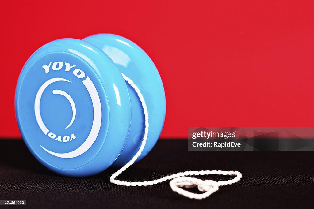Blu yo-yo in rosso e nero