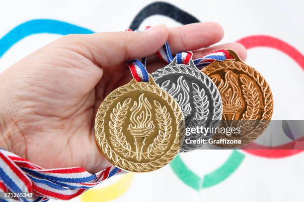 três medalhas com bandeira dos jogos olímpicos - jogos olímpicos imagens e fotografias de stock