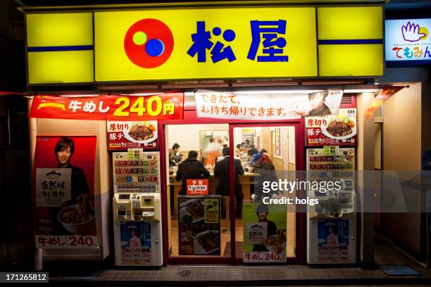 fast-food restaurant an der ausfahrt shinbashi, tokio - noodle bar stock-fotos und bilder