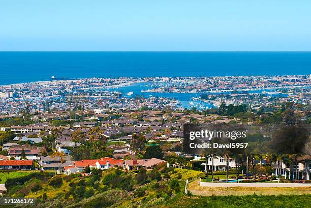 casas newport beach y al puerto de antena - newport beach california fotografías e imágenes de stock