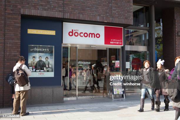 ntt docomo shop in japan - ntt docomo stockfoto's en -beelden