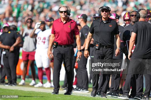 Defensive coordinator Jack Del Rio and head coach Ron Rivera of the Washington Commanders look on against the Philadelphia Eagles at Lincoln...