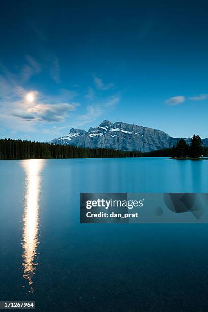 banff moonrise - monte rundle - fotografias e filmes do acervo