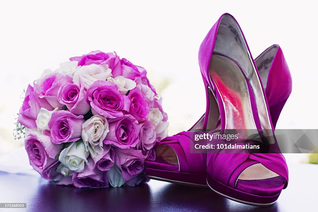 Sapatos cor de rosa e bouquet