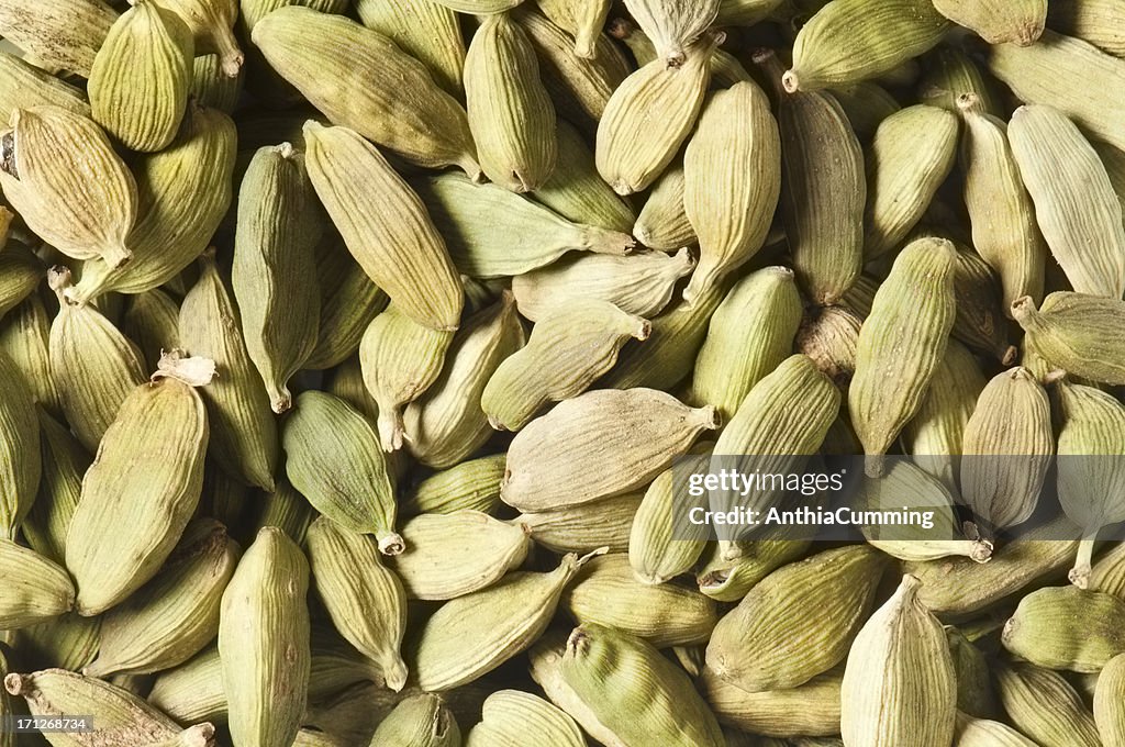 Haufen von grünen Kardamom Samen füllen der Rahmen