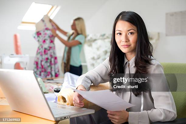 joven mujer de negocios - design studio woman chinese laptop fotografías e imágenes de stock