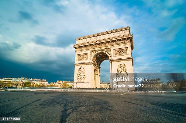 tthe arc de triomphe paris - barrio de los campos elíseos fotografías e imágenes de stock