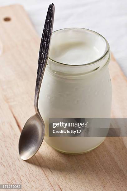 joghurt in glas jar - joghurtbecher stock-fotos und bilder