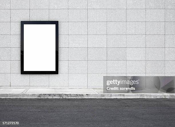blank billboard xxxl - sidewalk stockfoto's en -beelden