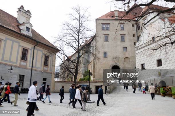 japanese turistas em česky krumlov europa - esky - fotografias e filmes do acervo