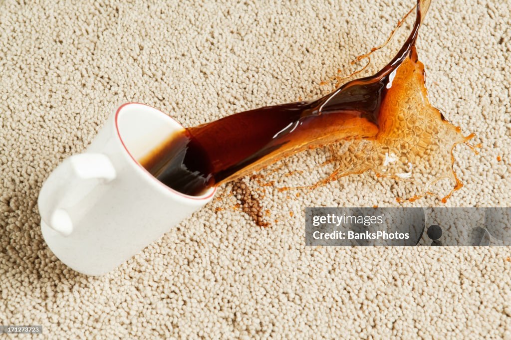 Kaffee Verschütten Von Cup Auf Dem Teppich Stock-Foto - Getty Images