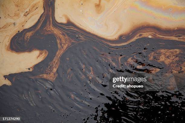 wow polution nahe förderbohrinsel - oil spill stock-fotos und bilder