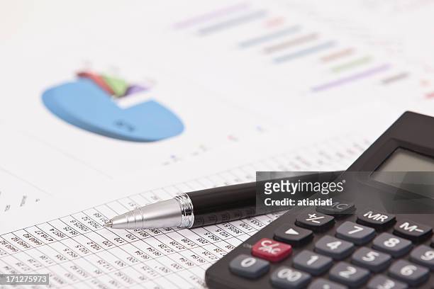 contabilità e analisi finanziaria - financials foto e immagini stock
