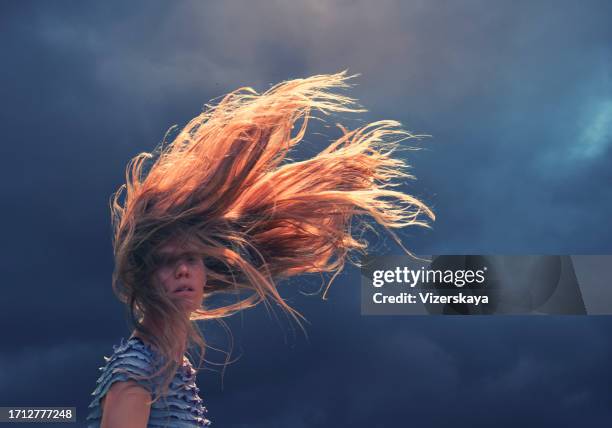 windy día - viento fotografías e imágenes de stock
