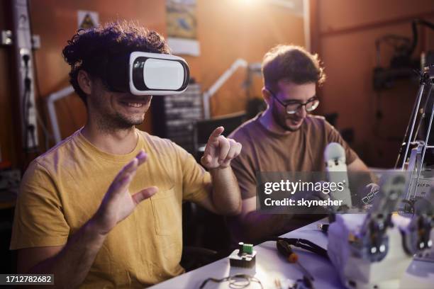 utilisation d’un casque vr dans un laboratoire de robotique! - réalité augmentée photos et images de collection