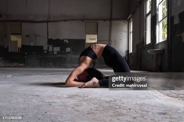 woman doing backbend - leaning back stock pictures, royalty-free photos & images