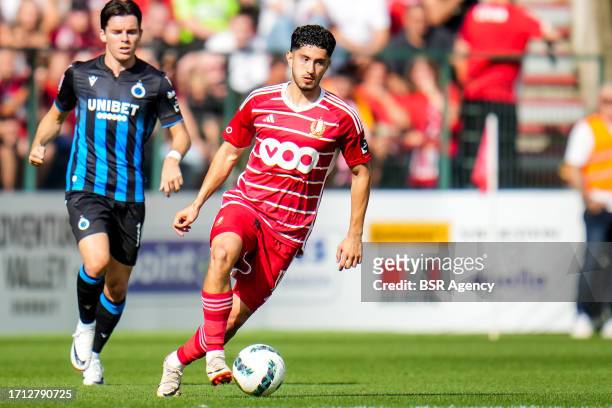 Steven Alzate of Standard de Liege dribbles with the ball during the Jupiler Pro League match between Standard de Liege and Club Brugge KV at the...