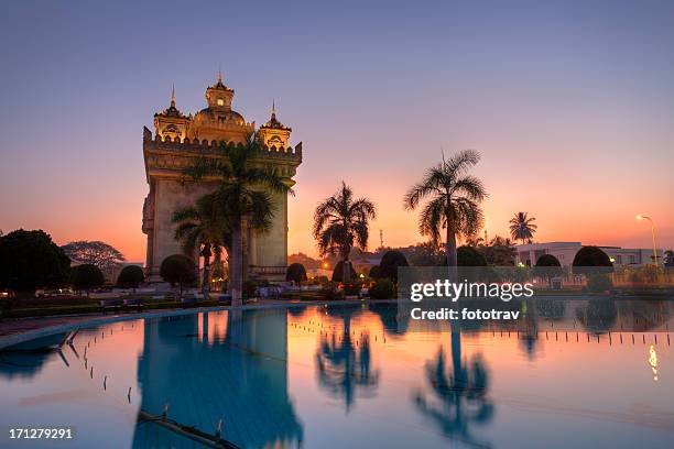 patuxai in vientiane, laos - laos stockfoto's en -beelden