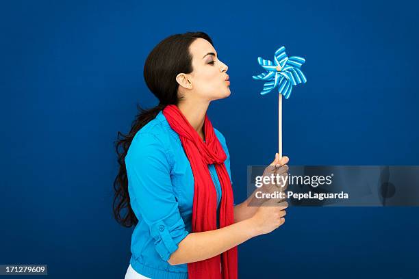 garotinha mandando um azul cata-vento - soprando - fotografias e filmes do acervo