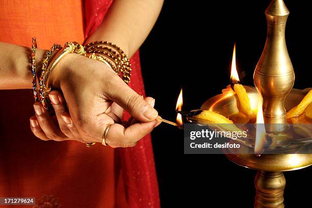 inauguración tradicionales de la india - diya oil lamp fotografías e imágenes de stock