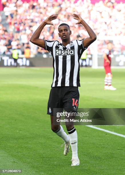 Alexander Isak of Newcastle United celebrates scoring the equalising goal during the Premier League match between West Ham United and Newcastle...