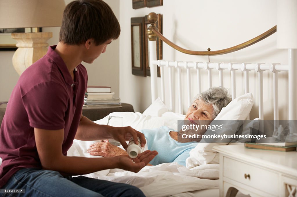 Adolescente nipote dare nonna farmaci a letto