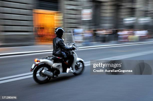 mujer joven en motoneta - scooter city fotografías e imágenes de stock