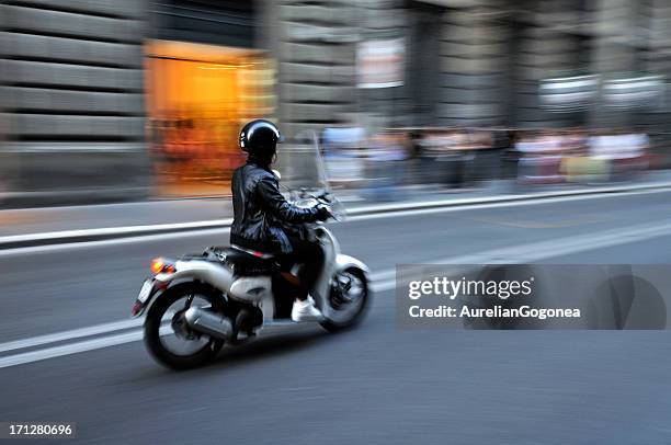 mujer joven en motoneta - women black and white motorcycle fotografías e imágenes de stock