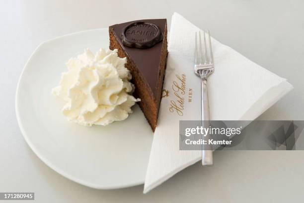 original sachertorte - cremetorte stock-fotos und bilder