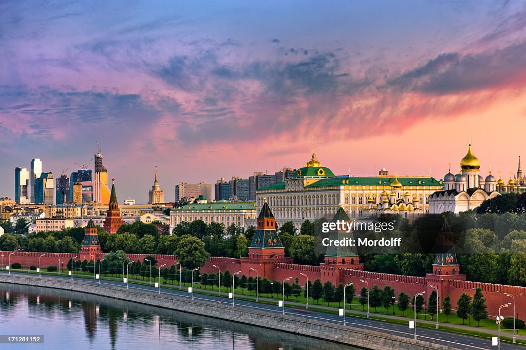 Nublado amanecer sobre pared de Kremlin y del río Moskva