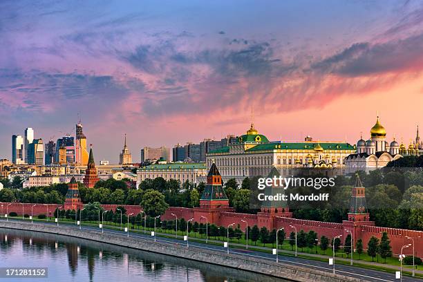 cloudy sunrise over kremlin wall and moskva river - kremlin 個照片及圖片檔
