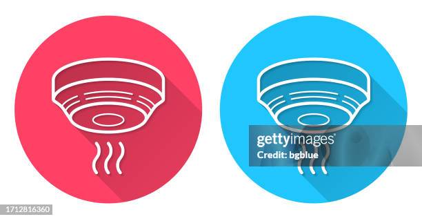 ilustraciones, imágenes clip art, dibujos animados e iconos de stock de detector de humo. icono redondo con sombra larga sobre fondo rojo o azul - smoke-detector-with-smoke