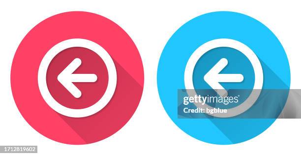 ilustraciones, imágenes clip art, dibujos animados e iconos de stock de botón de flecha izquierda. icono redondo con sombra larga sobre fondo rojo o azul - salto de espalda