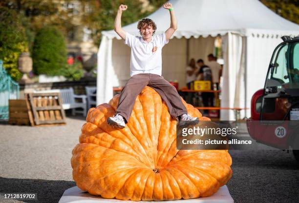 October 2023, Baden-Württemberg, Ludwigsburg: Luca Stöckl from Tapfheim near Donauwörth, sits on his 1041.5 kg winning pumpkin at the European...