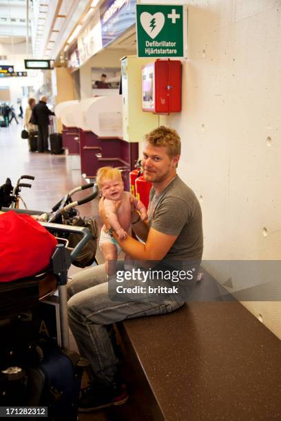red haired father and baby waiting at arlanda airport - defibrillator bildbanksfoton och bilder