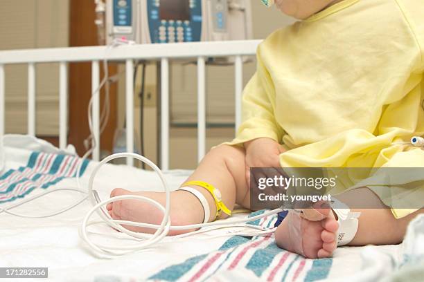 neonato in ospedale su intravenous liquidi - lettino ospedale foto e immagini stock