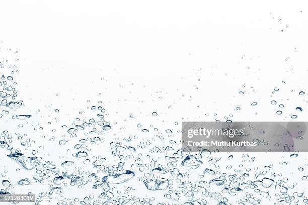 azul claro aumento de las burbujas de aire en agua dulce - bubbles background fotografías e imágenes de stock