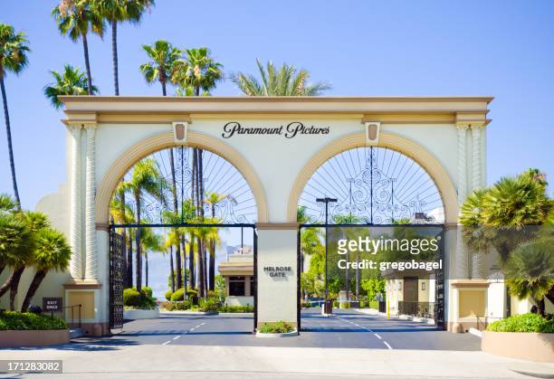 melrose gate entrance to paramount pictures in los angeles, ca - premiere of paramount pictures fun size red carpet stockfoto's en -beelden