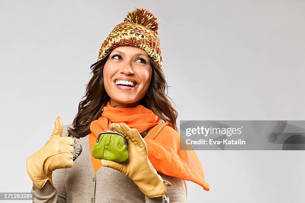 秋のバッグを持つ女性 - okサイン　女性 ストックフォトと画像