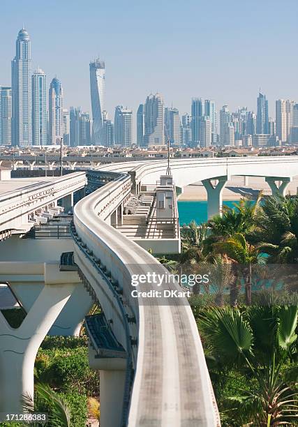 strada per il futuro.  dubai - monorotaia foto e immagini stock